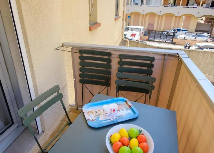 With Balcony 50 M From The Σαιντ-Μαξίμ